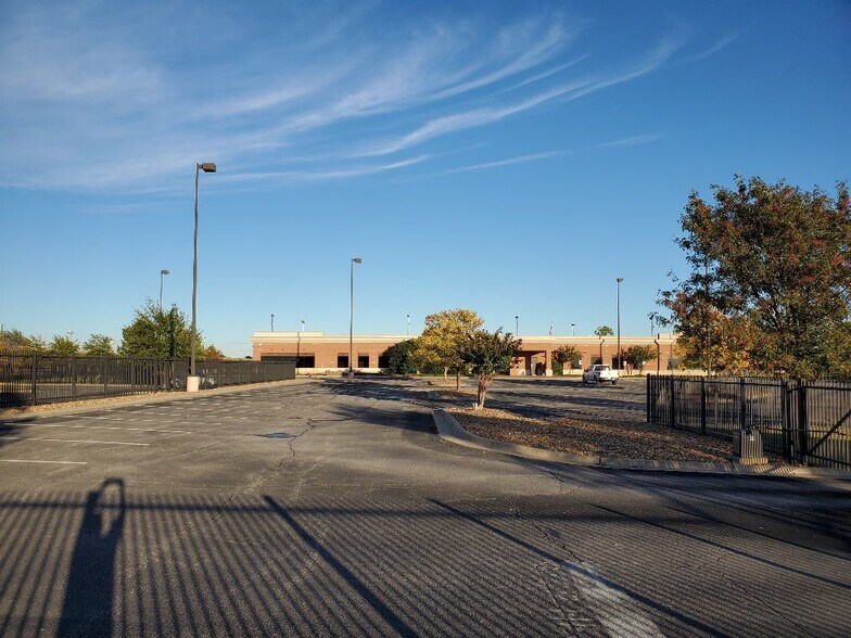 More Photos Of 4750 S Garnett Rd, Tulsa Office For Sale