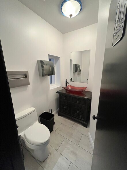 More Photos Of 1776 N Highland Ave, Los Angeles Office For Lease