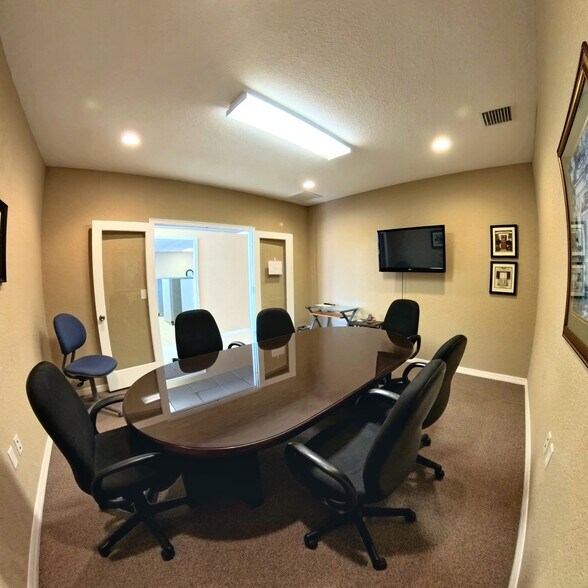 More Photos Of 126 N Us-27/441, Lady Lake Office For Lease