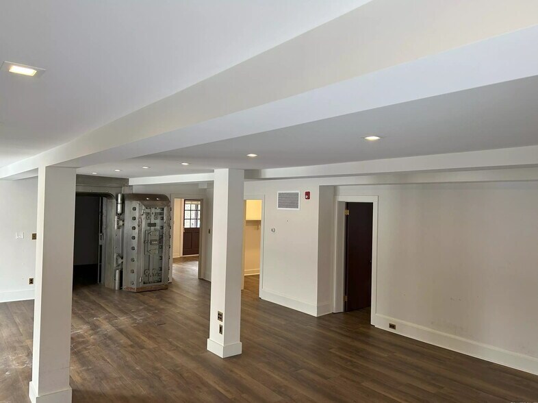 More Photos Of 25 W Main St, Sharon Office For Sale