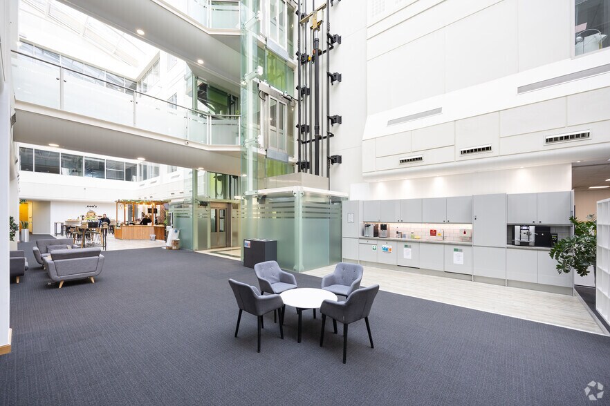 More Photos Of 2 Arlington Sq, Bracknell Coworking Space