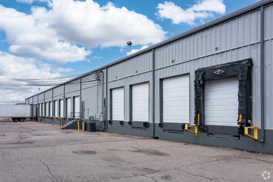 More Photos Of 11029 Kenwood Rd, Blue Ash Distribution For Lease