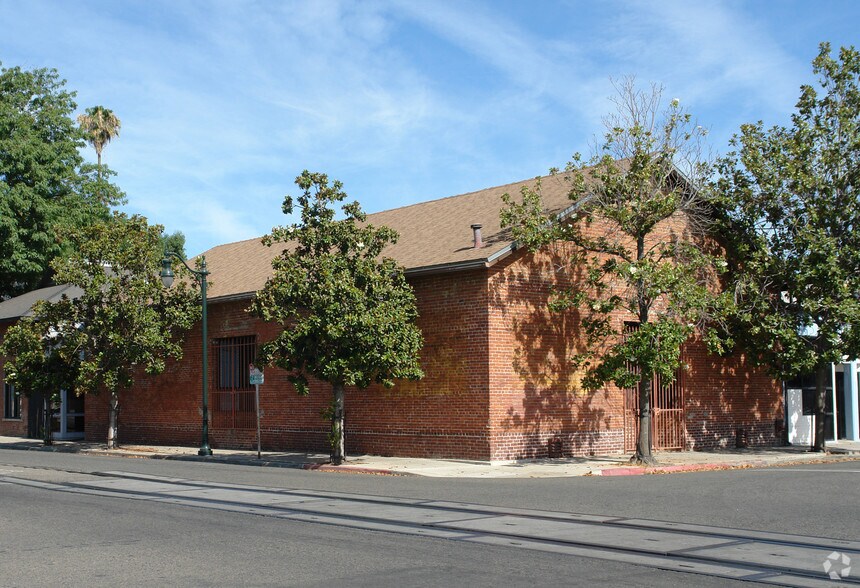 More Photos Of 242 E Oak Ave, Visalia Freestanding For Sale
