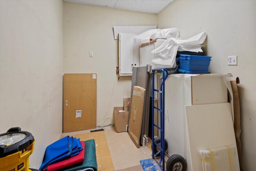 More Photos Of 48 Water St, Port Perry Storefront For Lease