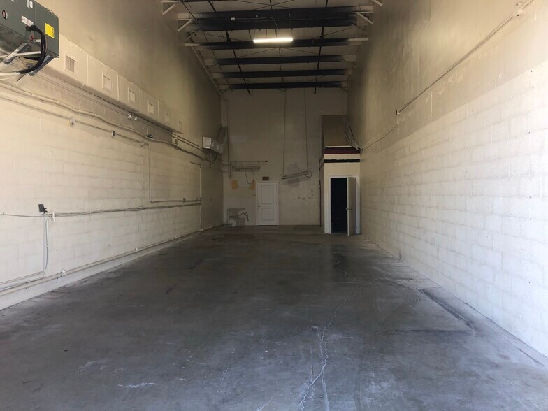 More Photos Of 12155 Metro Pky, Fort Myers Showroom For Lease