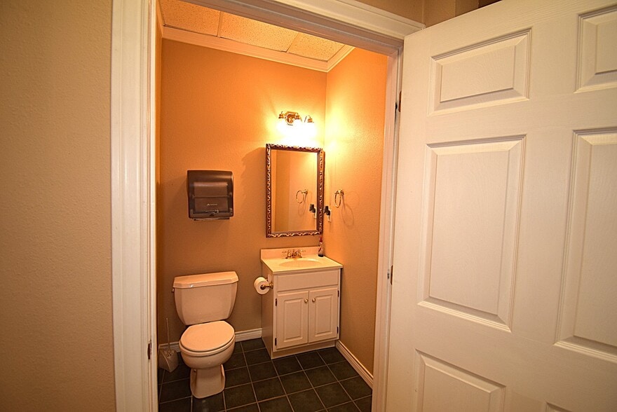 More Photos Of 1001 E Cedar Creek Pky, Seven Points Office For Sale