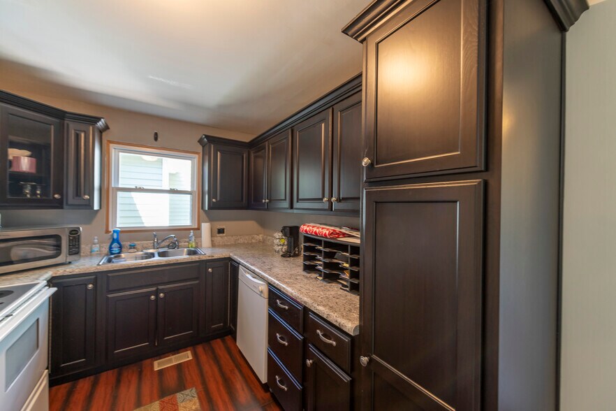 More Photos Of 102 N Park Dr, Columbia City Office For Sale