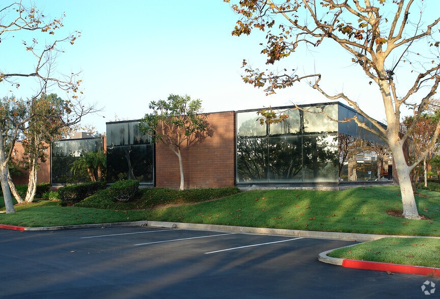 More Photos Of 4611 Teller Ave, Newport Beach Medical For Lease