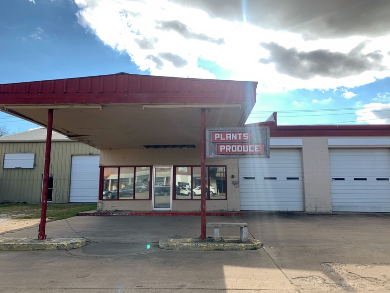 More Photos Of 129 W McCart St, Krum Flex For Lease