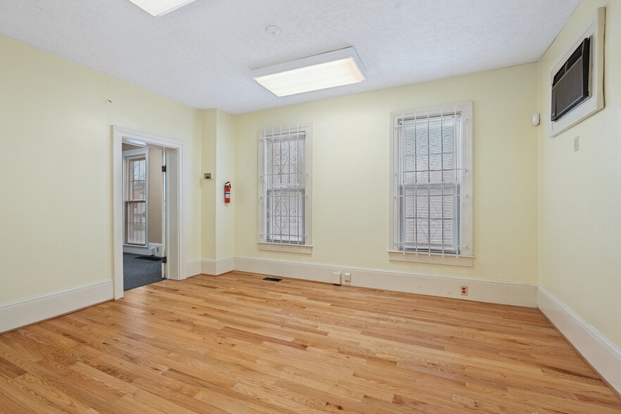 More Photos Of 1015 E Center St, Warsaw Office For Sale