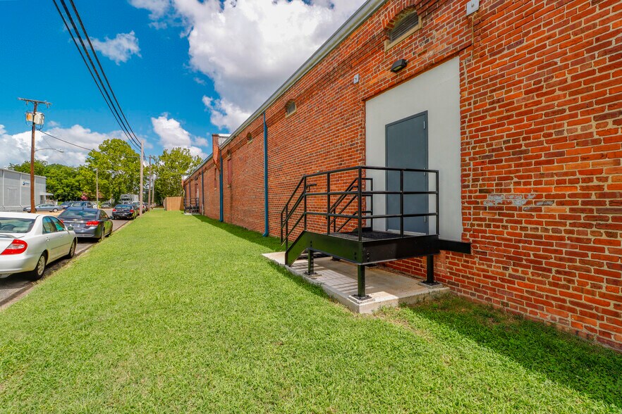 More Photos Of 827 Douglas Ave, Portsmouth Warehouse For Lease