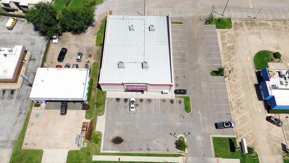 More Photos Of 815 NW 12th St, Moore Freestanding For Sale