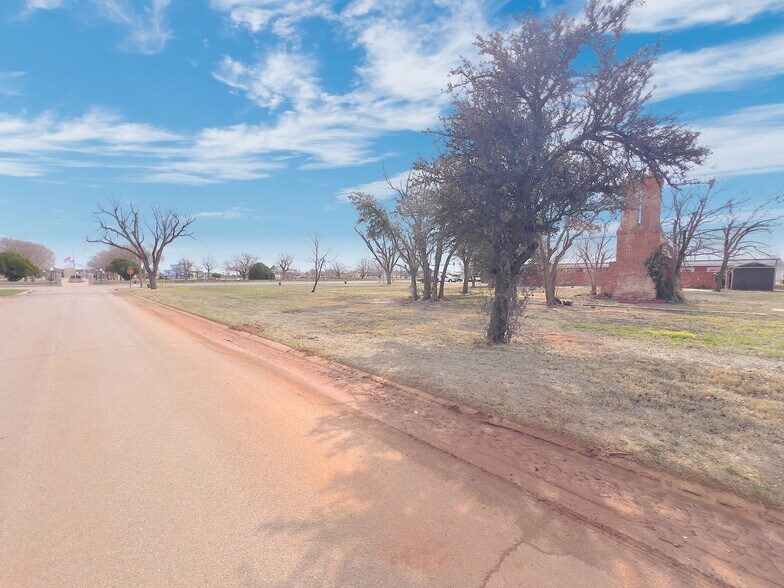 More Photos Of 1015 E Broadway St, Altus Land For Sale