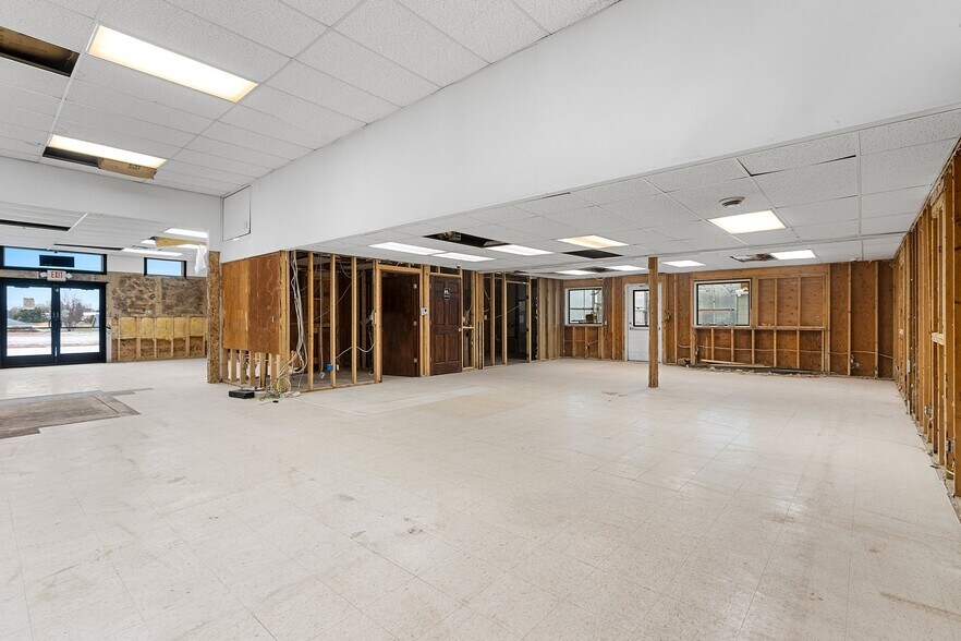 More Photos Of 5814 Calumet Ave, Manitowoc General Retail For Sale