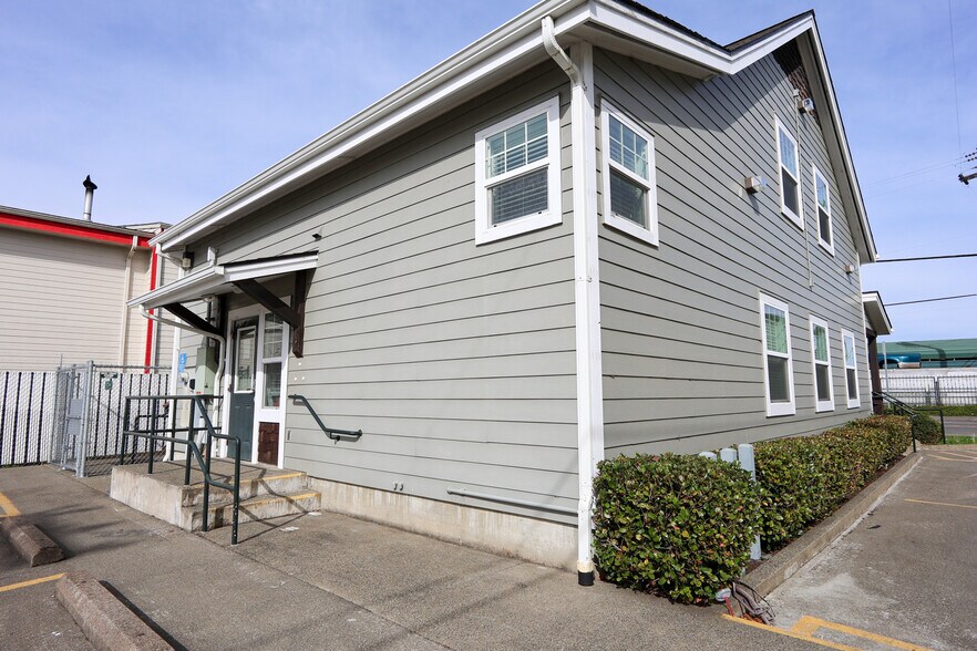 More Photos Of 137 Hall Ave, Coos Bay Office For Sale