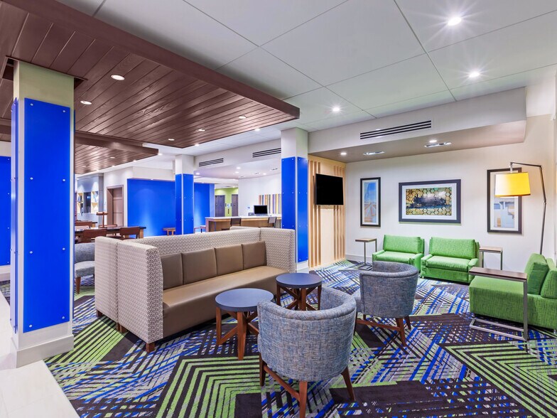 More Photos Of 3401 Blue Comet Dr, Chanute Hotel For Sale