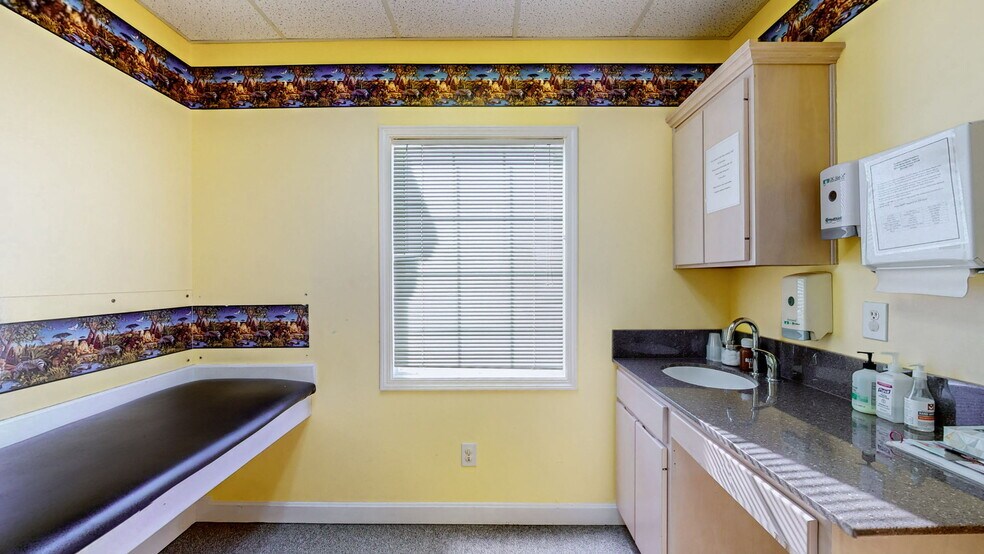 More Photos Of 1701 Spring St, Jeffersonville Medical For Sale