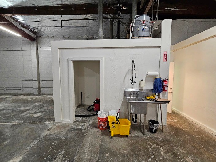 More Photos Of 804 E 18th St, Los Angeles Warehouse For Lease