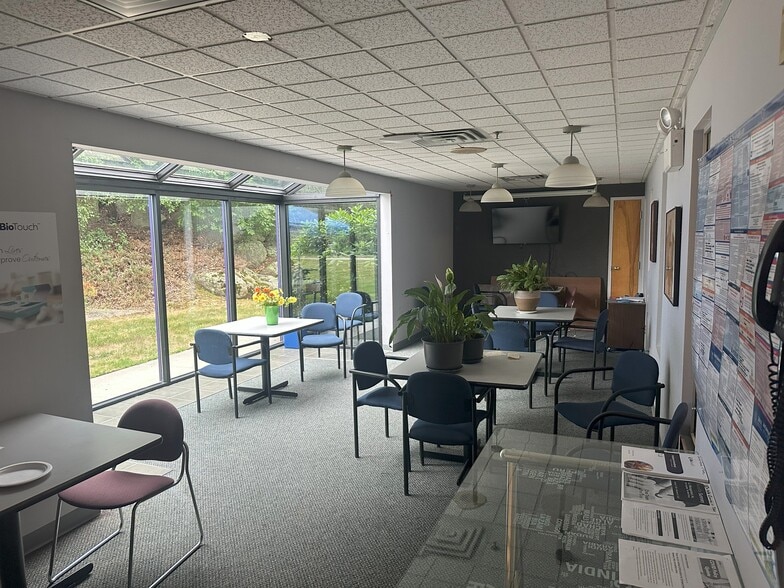 More Photos Of 25 Amflex Dr, Cranston Light Manufacturing For Sale