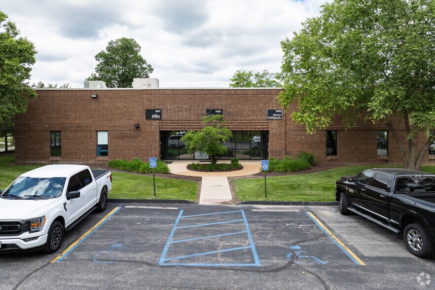More Photos Of 1601-1617 Manufacturers Dr, Fenton Warehouse For Sale