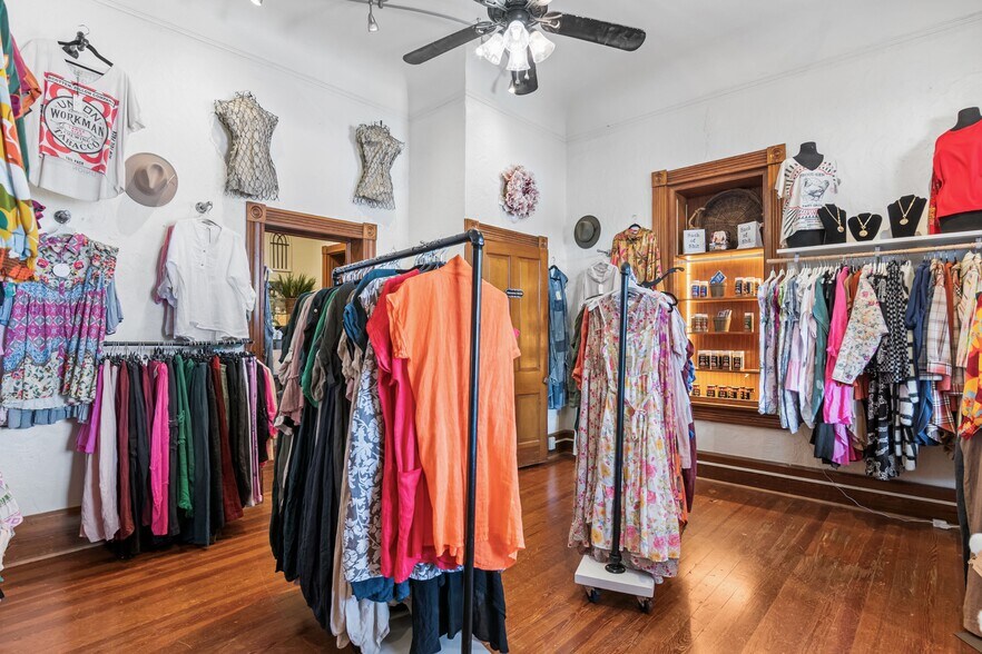 More Photos Of 702 Front St, Comfort Freestanding For Sale