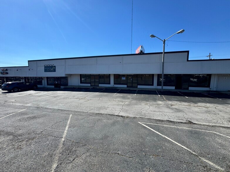More Photos Of 208-210 Woodward Ave, Muscle Shoals General Retail For Lease