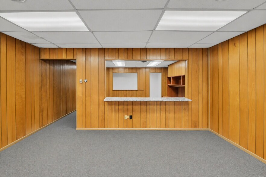 More Photos Of 600-604 W Washington St, Suffolk Storefront Retail Office For Sale
