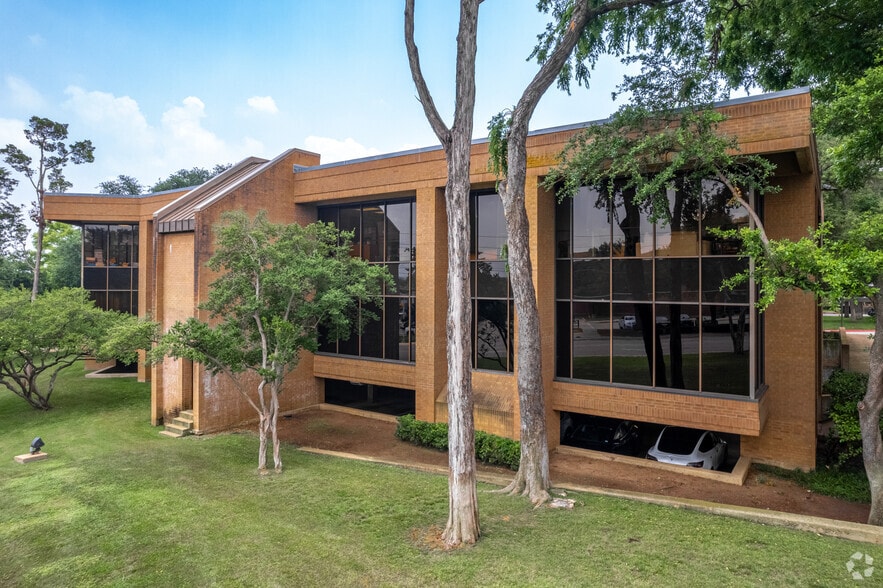 More Photos Of 8330-8350 Meadow Rd, Dallas Office For Sale