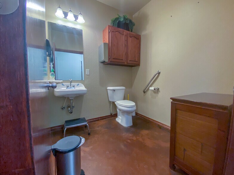 More Photos Of 2400 Palmer Cir, Norman Medical For Lease