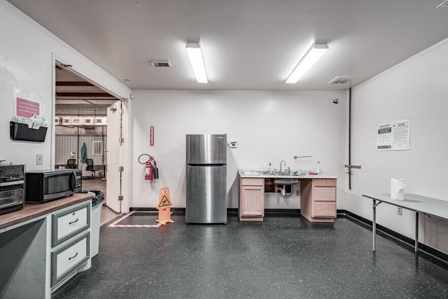 More Photos Of 2061 Magnolia Dr, Pasadena Industrial For Sale