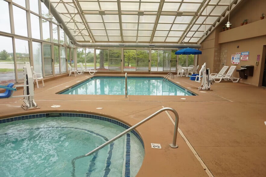More Photos Of 6460 Dixie Hwy, Bridgeport Hotel For Sale