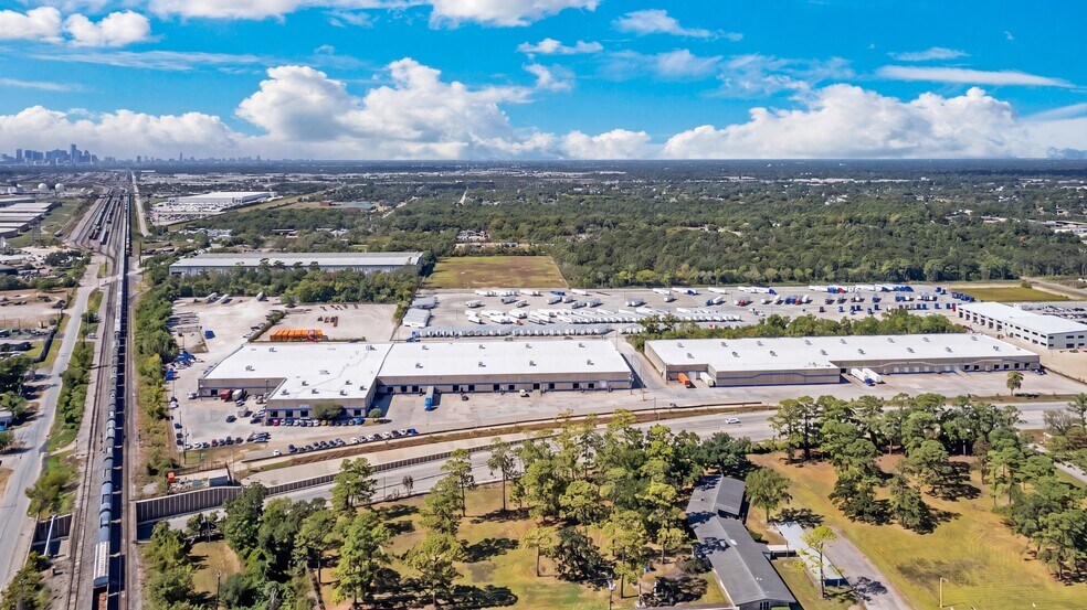 More Photos Of 5411-5415 Mesa Dr, Houston Warehouse For Lease