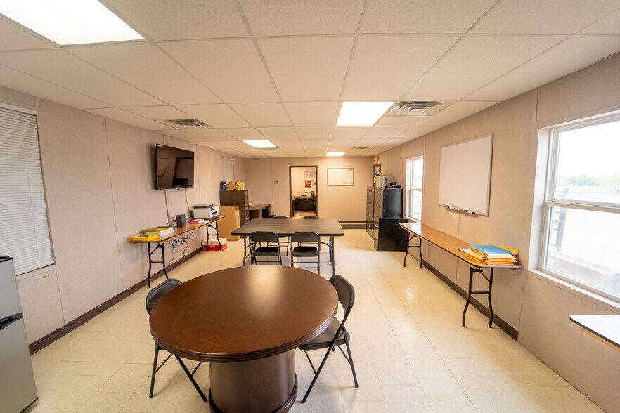 More Photos Of 236 Industrial Park Dr, Victoria Warehouse For Lease