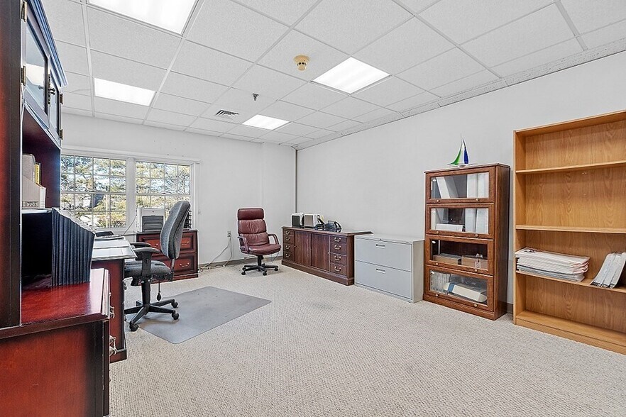 More Photos Of 141 Great Rd, Acton Storefront For Lease