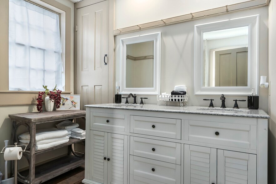 More Photos Of 104 E Austin St, Fredericksburg Storefront Retail Residential For Sale