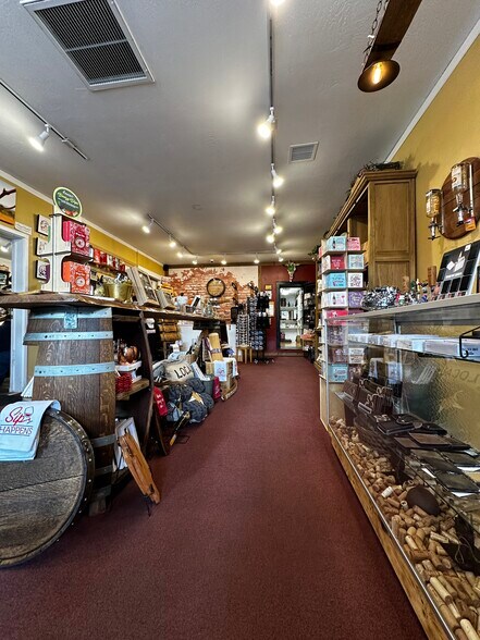 More Photos Of 1020 N Main St, Cottonwood General Retail For Sale