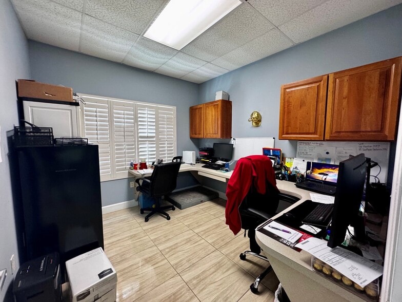 More Photos Of 1550-1582 Global Ct, Sarasota Light Manufacturing For Sale