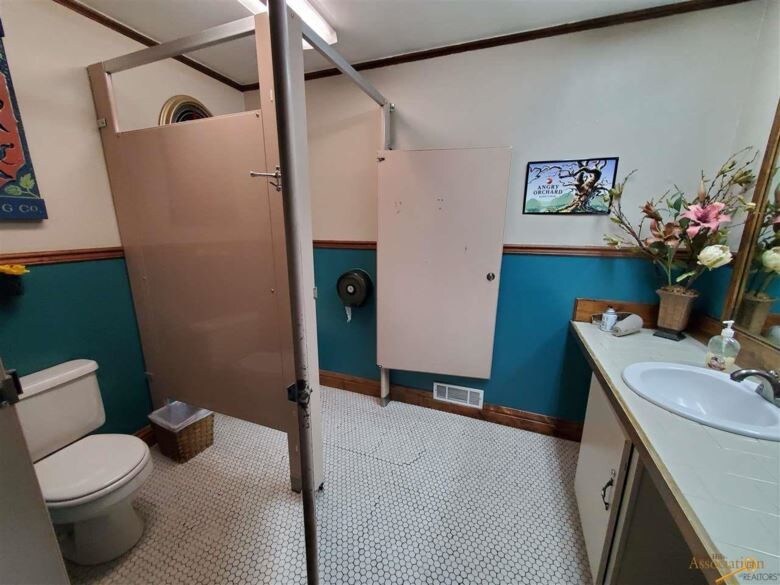 More Photos Of 305 W Main St, Lead Restaurant For Sale