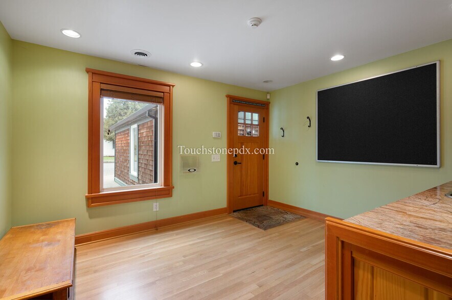 More Photos Of 685 Portland Ave, Gladstone Medical For Lease