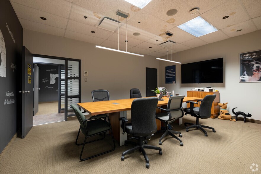 More Photos Of 10400 Renaude-Lapointe, Montréal Distribution For Sale