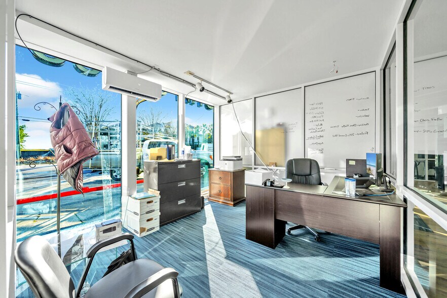 More Photos Of 639 Harbor Blvd, Destin Showroom For Lease