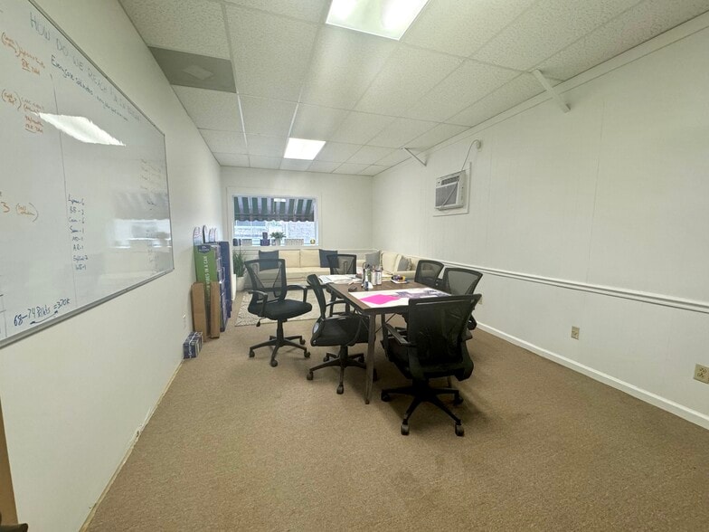 More Photos Of 108 W Smith St, Gallatin Showroom For Lease