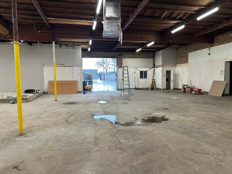 More Photos Of 15215 Keswick St, Van Nuys Warehouse For Lease