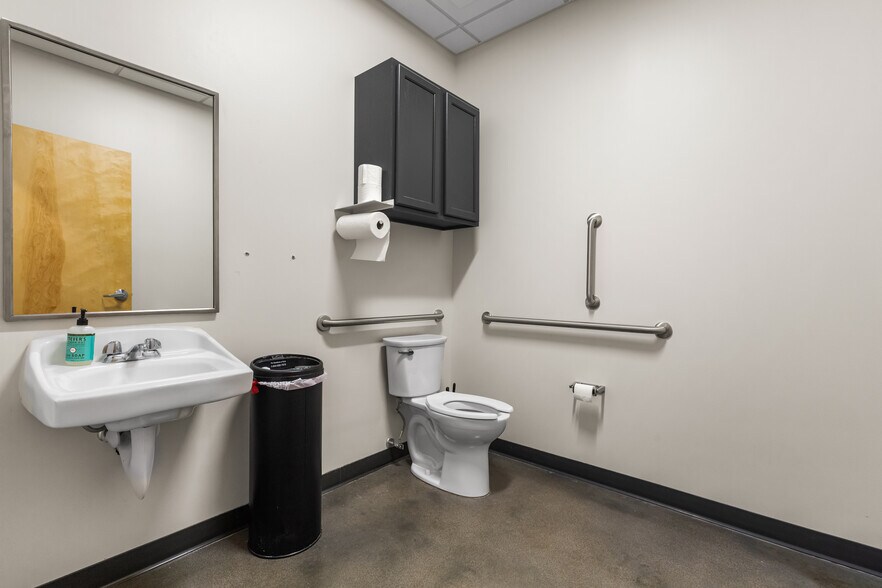 More Photos Of 1217 W 12th St, Kansas City Flex For Lease