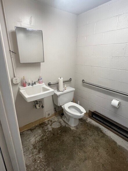 More Photos Of 6014 Mcdaniel Ln, Charlotte Light Distribution For Lease