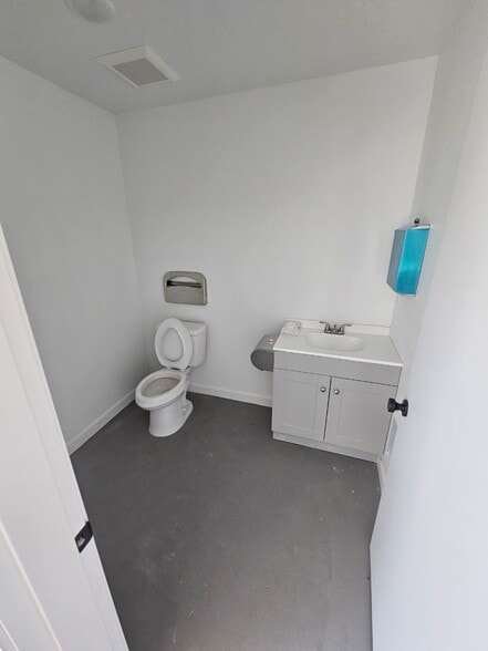 More Photos Of 5833 NE Portland Hwy, Portland Flex For Sale