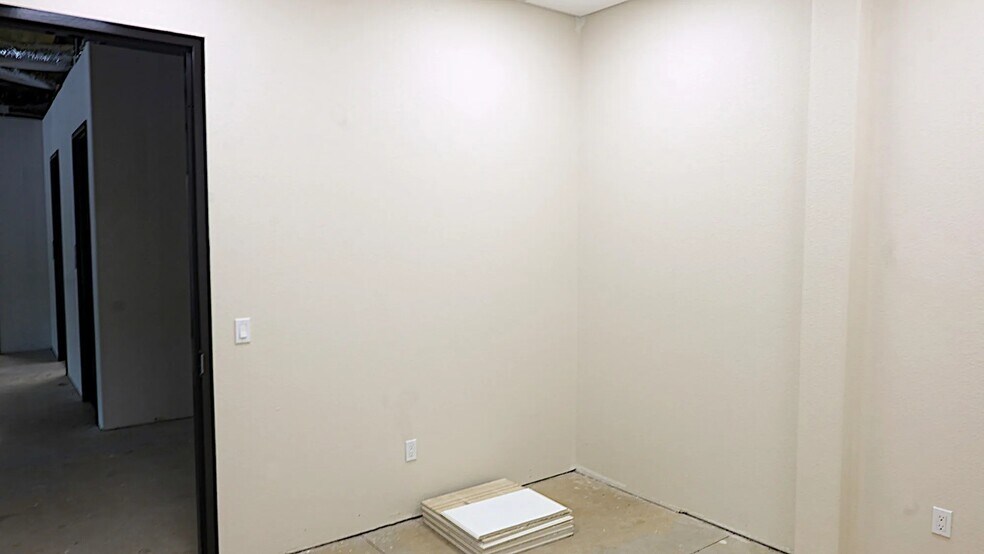 More Photos Of 1504 S Day St, Brenham Storefront Retail Office For Lease