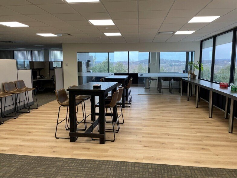 More Photos Of 4 Mountainview Ter, Danbury Office For Lease