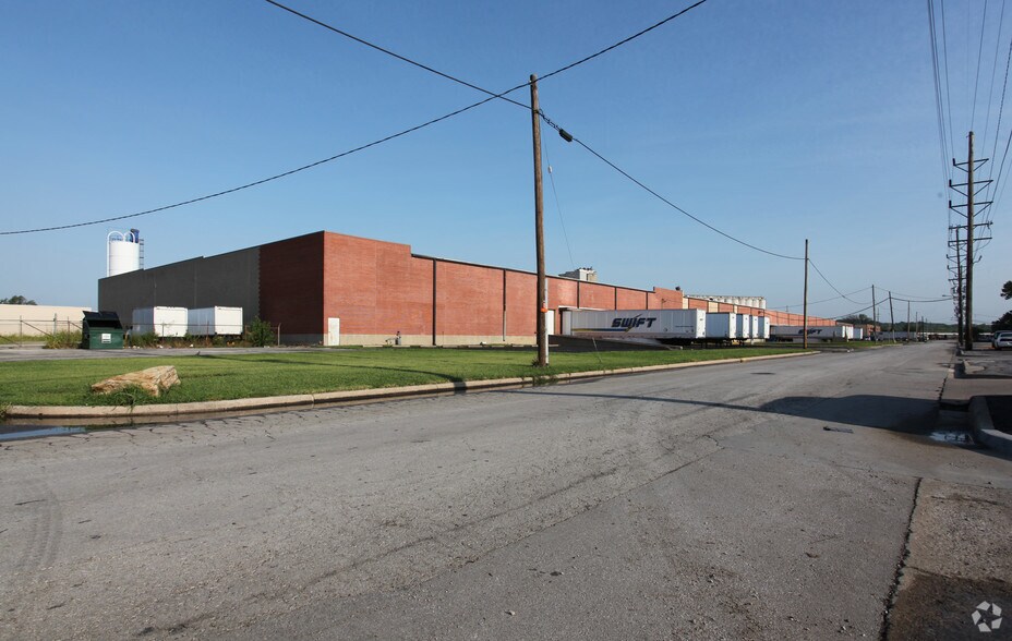 More Photos Of 1240-1300 Quebec St, North Kansas City Warehouse For Lease