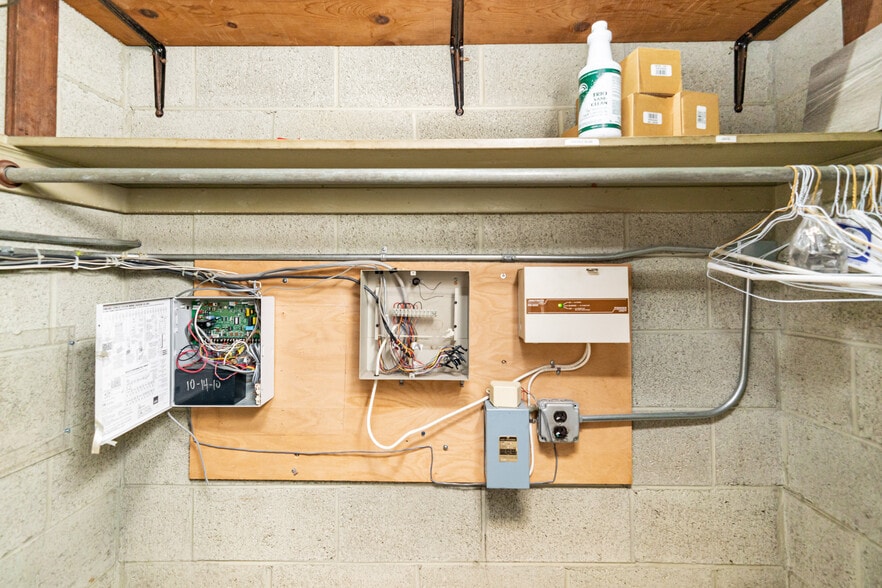 More Photos Of 4616 W Fullerton Ave, Chicago Light Manufacturing For Sale